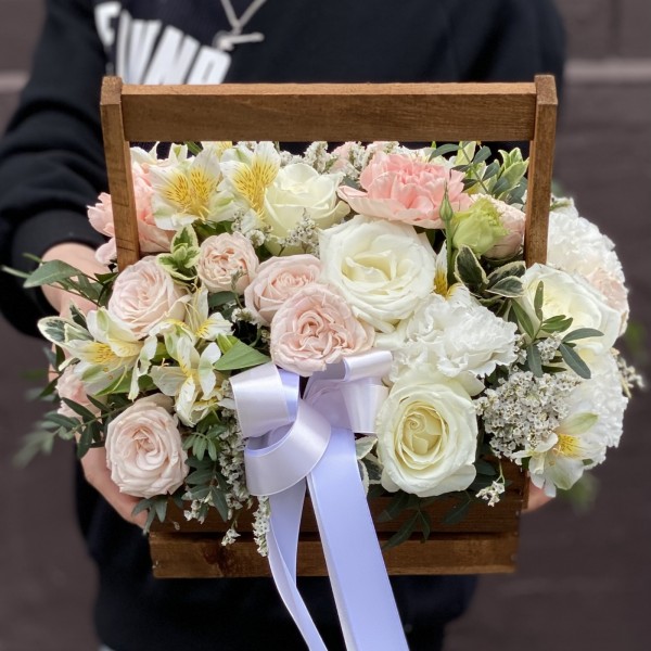 Композиция Летний Сад с пионовидными розами в ящике