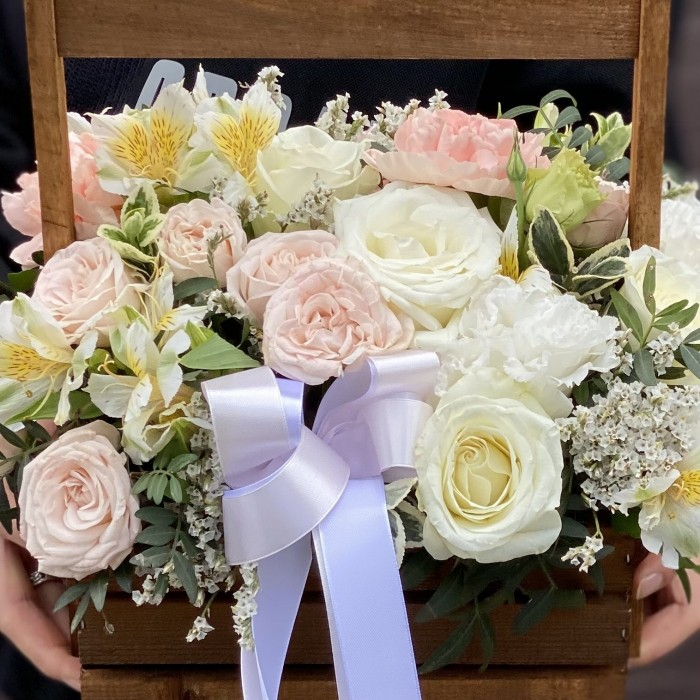 Композиция Летний Сад с пионовидными розами в ящике