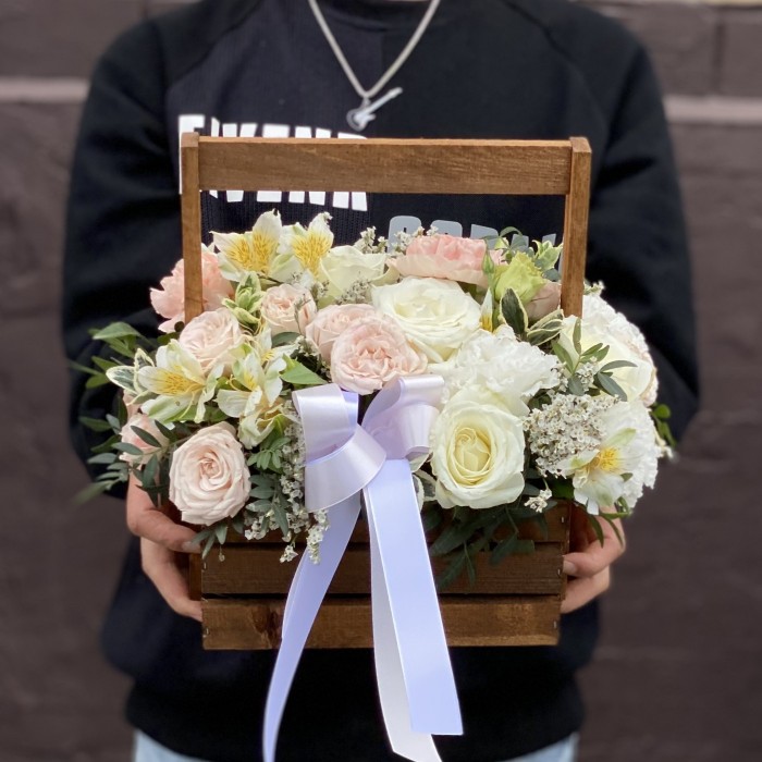 Композиция Летний Сад с пионовидными розами в ящике