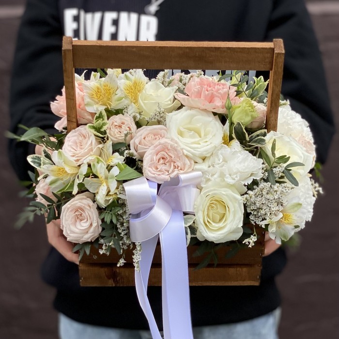 Композиция Летний Сад с пионовидными розами в ящике