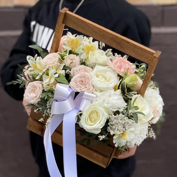 Композиция Летний Сад с пионовидными розами в ящике