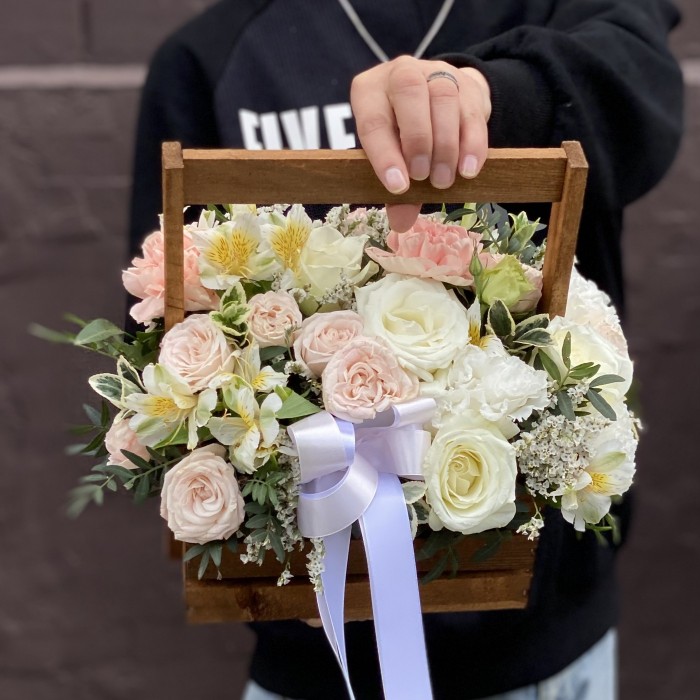 Композиция Летний Сад с пионовидными розами в ящике