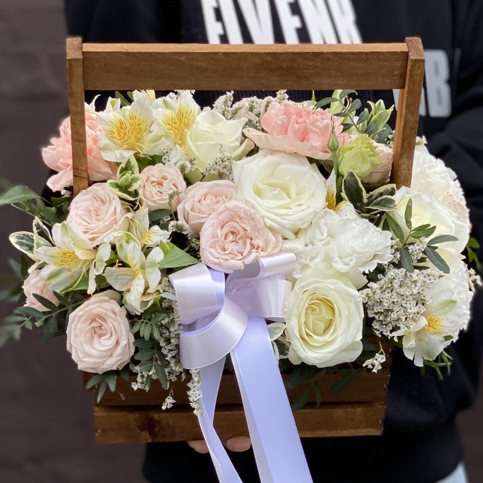 Композиция Летний Сад с пионовидными розами в ящике