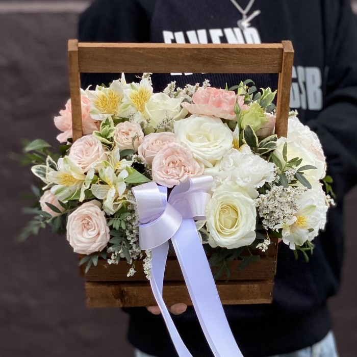 Композиция Летний Сад с пионовидными розами в ящике