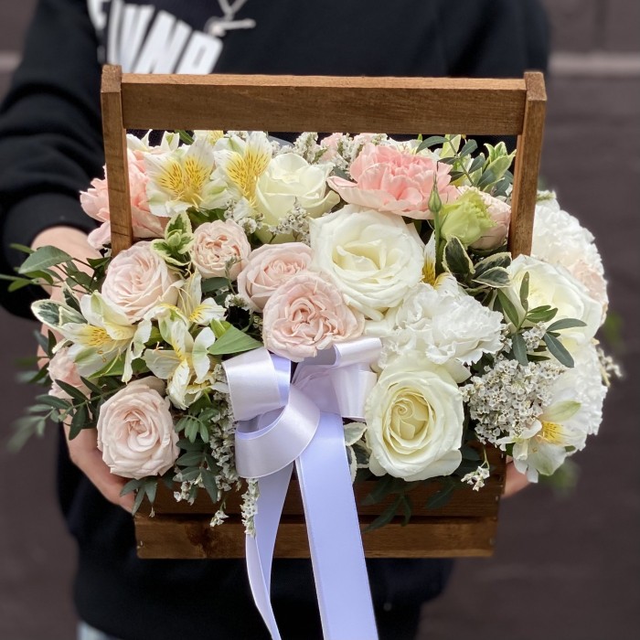 Композиция Летний Сад с пионовидными розами в ящике