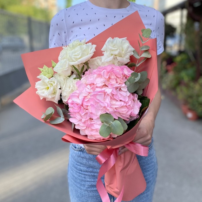 Розовая гортензия с белой эустомой