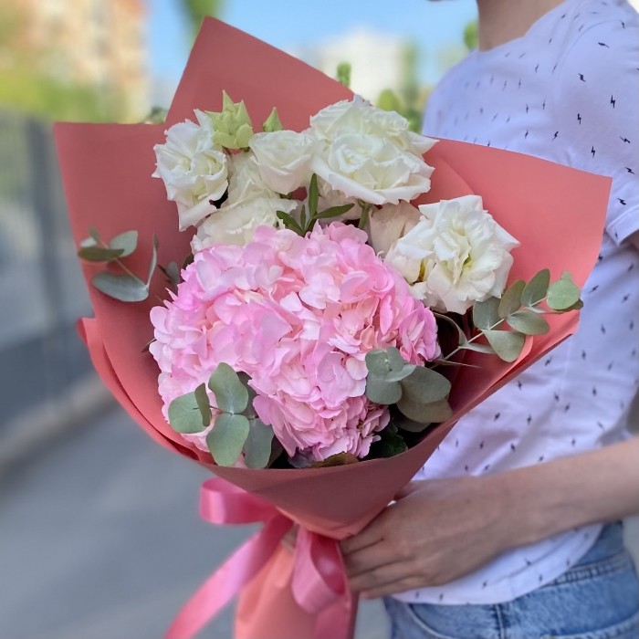 Розовая гортензия с белой эустомой