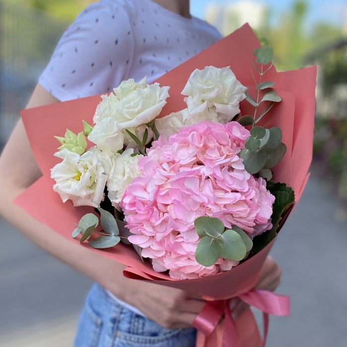 Розовая гортензия с белой эустомой