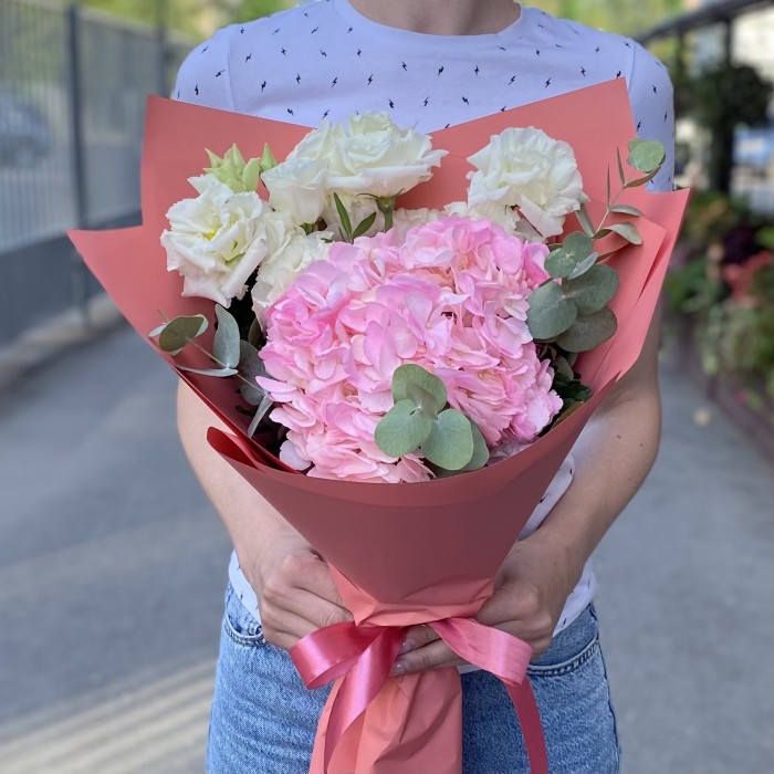 Розовая гортензия с белой эустомой