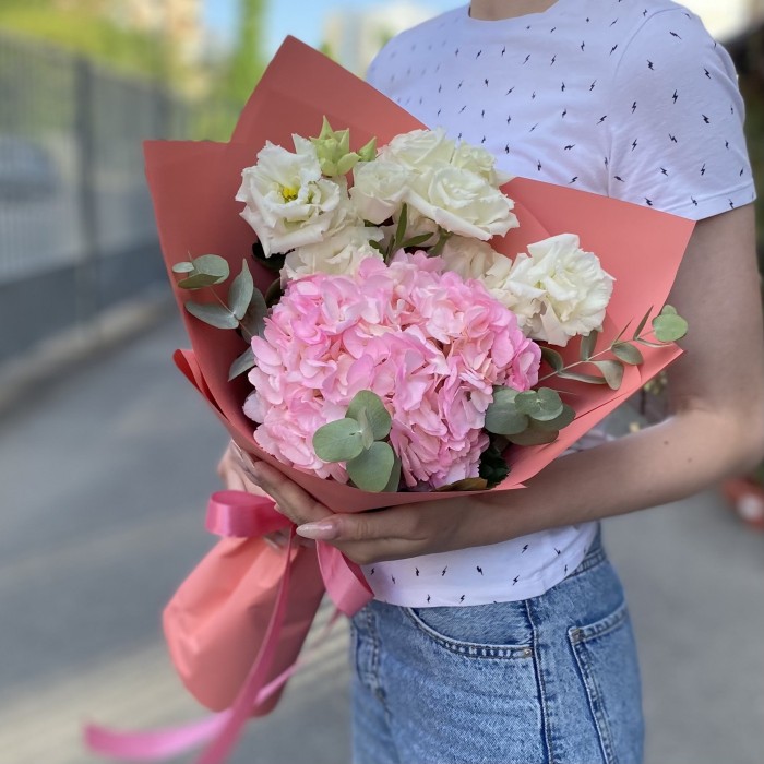 Розовая гортензия с белой эустомой