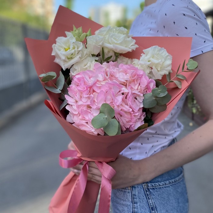 Розовая гортензия с белой эустомой