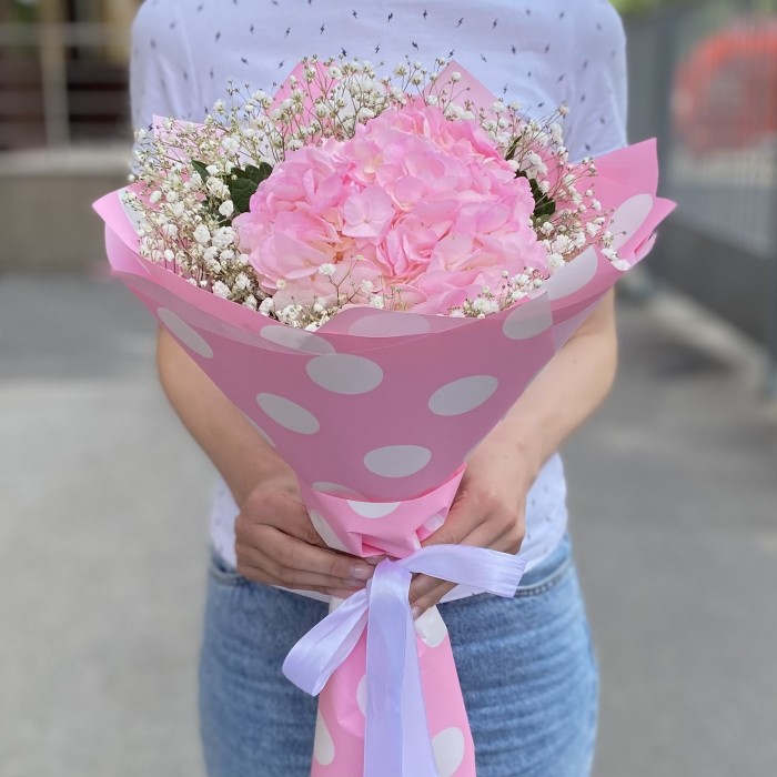 Розовая гортензия с гипсофилой