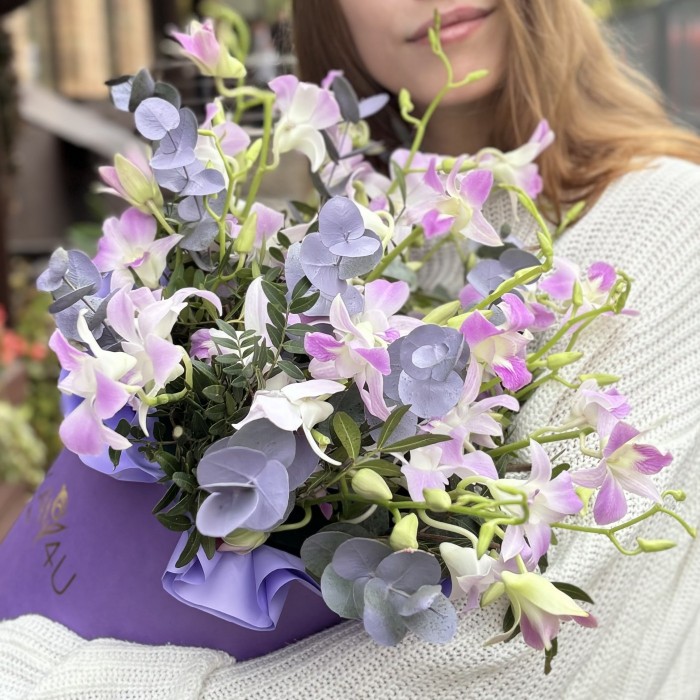 Розовая орхидея дендробиум в коробке