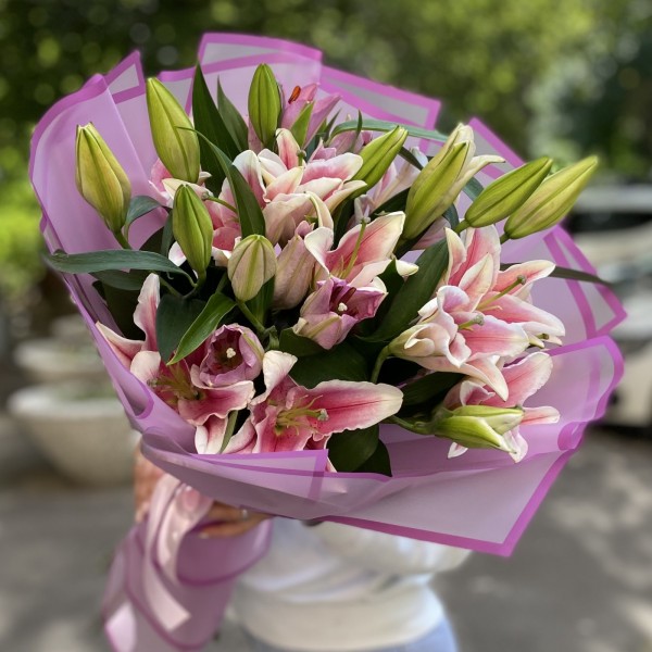 7 розовых лилий