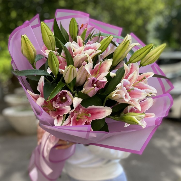 7 розовых лилий