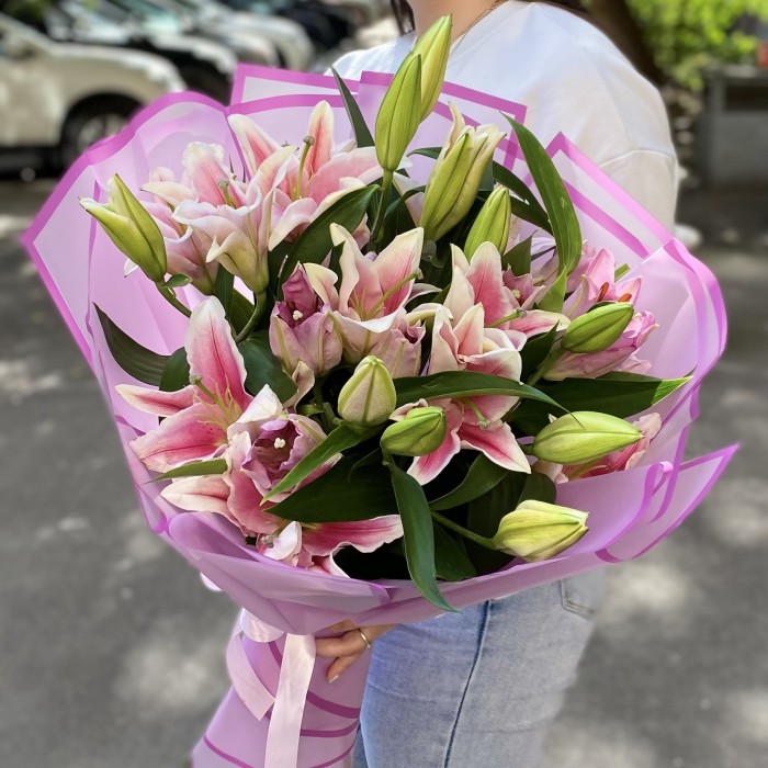 7 розовых лилий