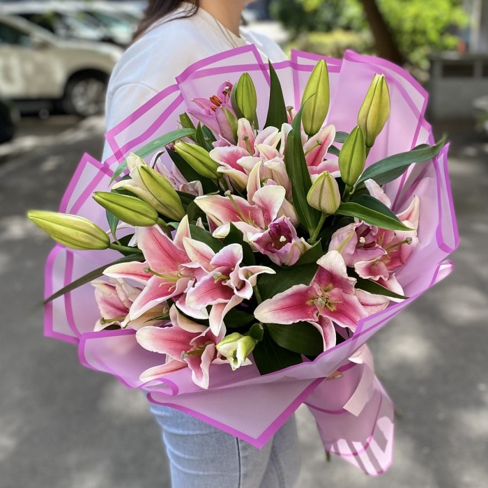 7 розовых лилий