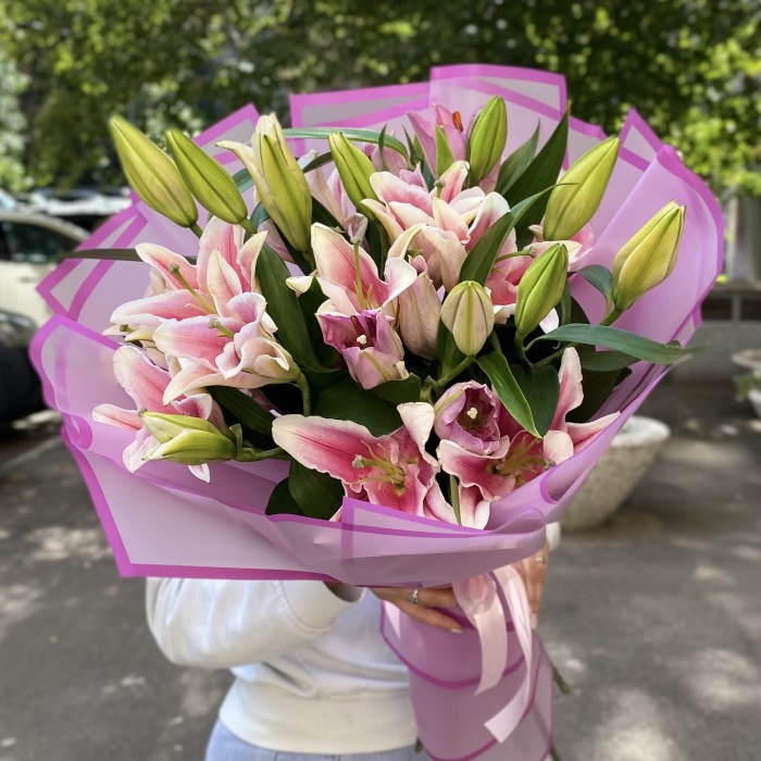 7 розовых лилий