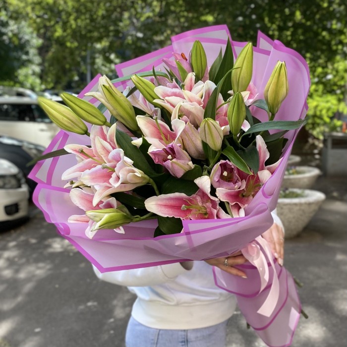7 розовых лилий
