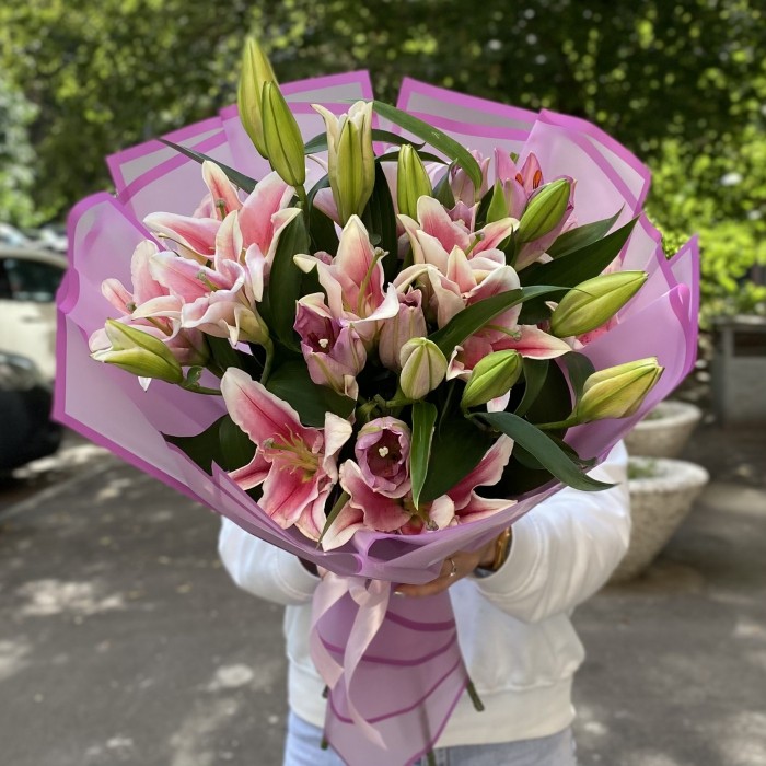 7 розовых лилий