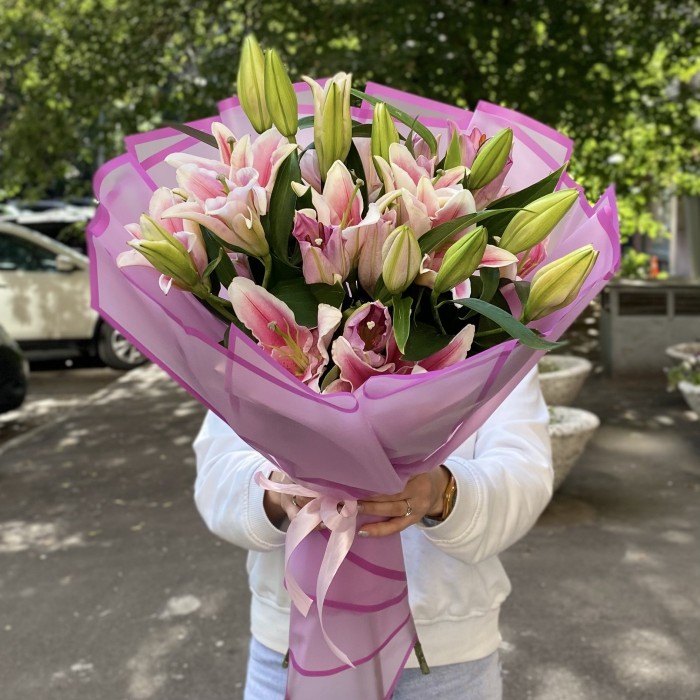 7 розовых лилий