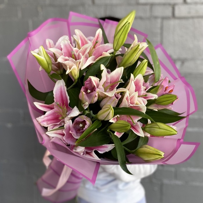 7 розовых лилий