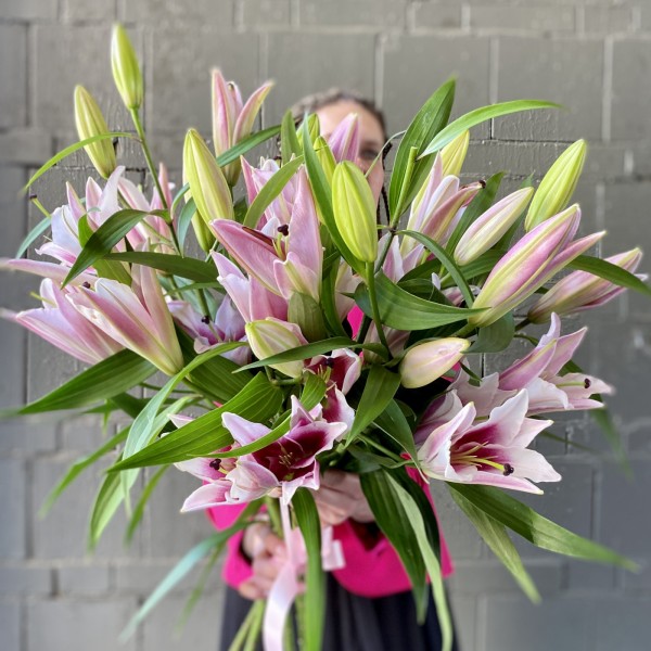 Розовые лилии