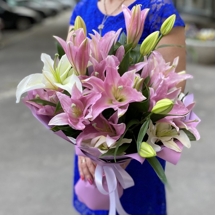 7 розовых и белых лилий