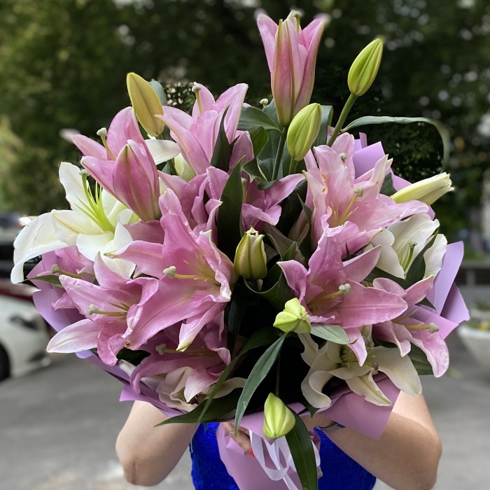 7 розовых и белых лилий