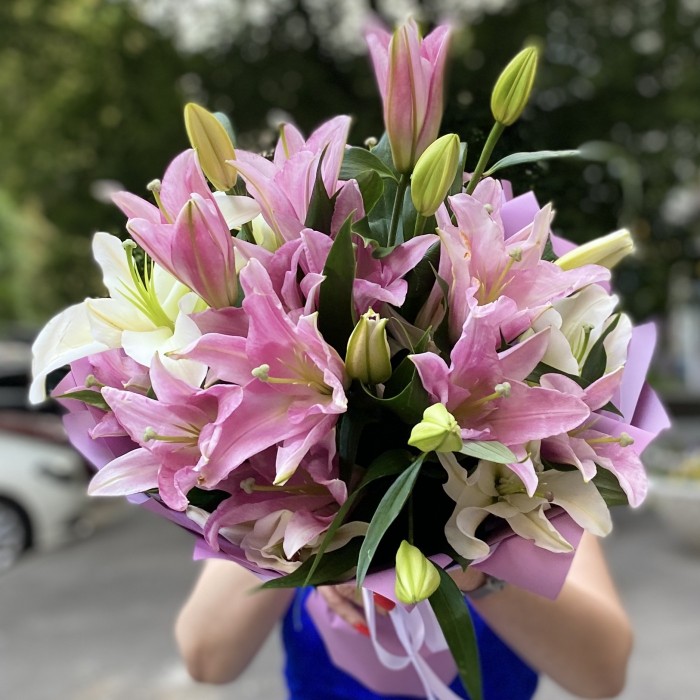 7 розовых и белых лилий