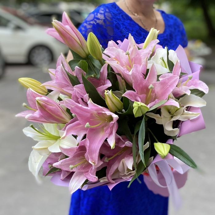 7 розовых и белых лилий