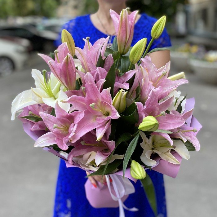 7 розовых и белых лилий