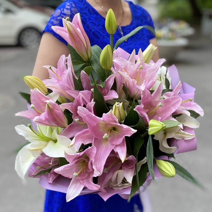 7 розовых и белых лилий