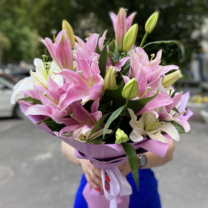7 розовых и белых лилий