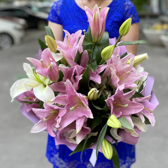 7 розовых и белых лилий