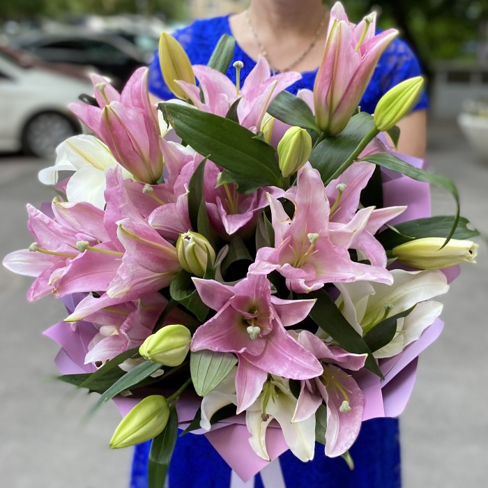 7 розовых и белых лилий
