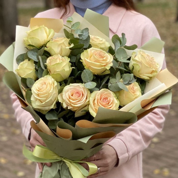 Пионовидные розы Динамик с эвкалиптом