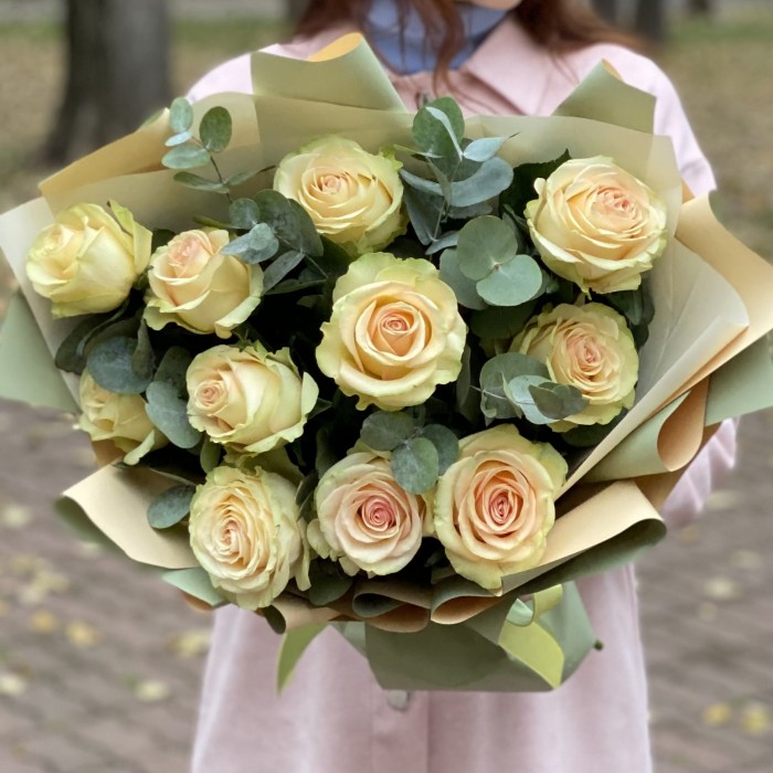 Пионовидные розы Динамик с эвкалиптом