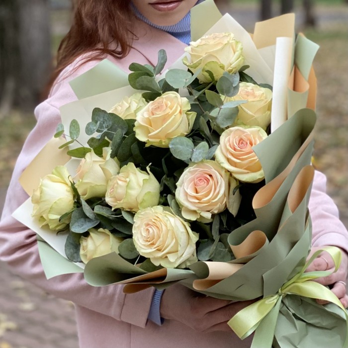 Пионовидные розы Динамик с эвкалиптом