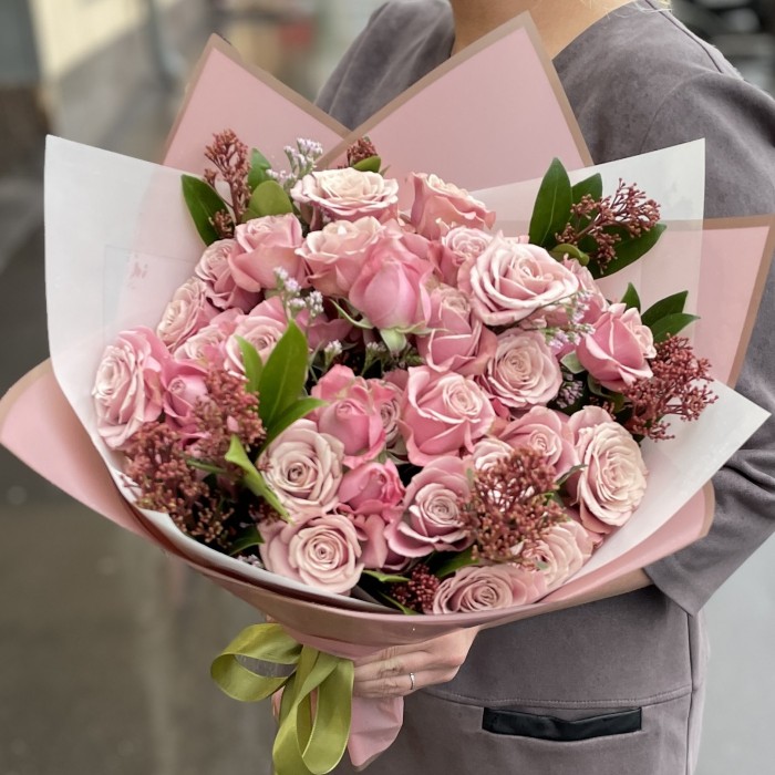 Розы Фурсато со скимией