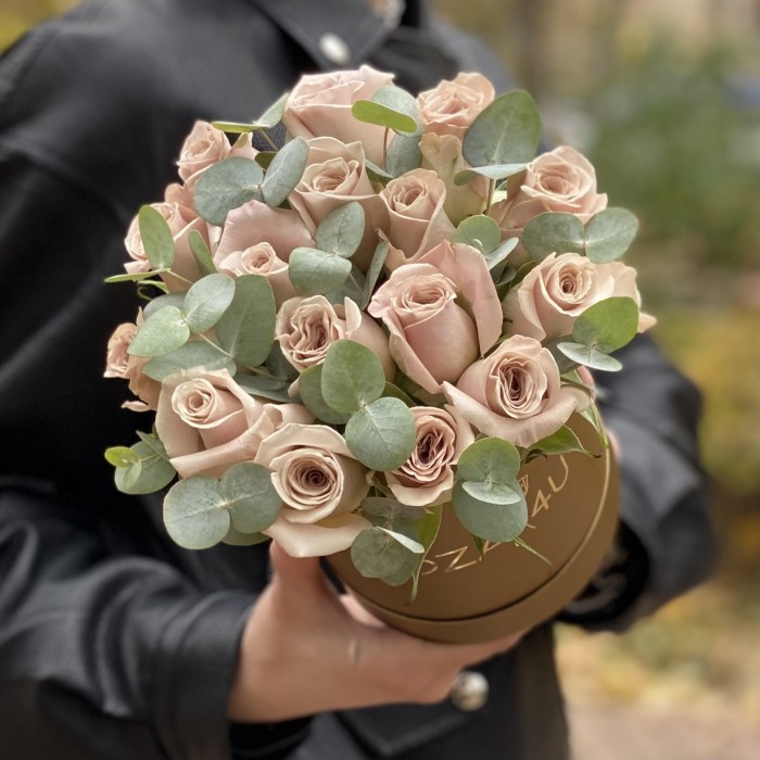 Розы Мента с эвкалиптом в коробке