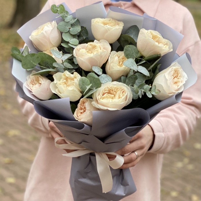 11 роз Шифон с эвкалиптом