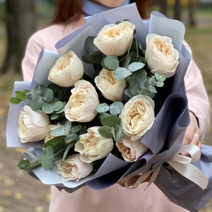 11 роз Шифон с эвкалиптом