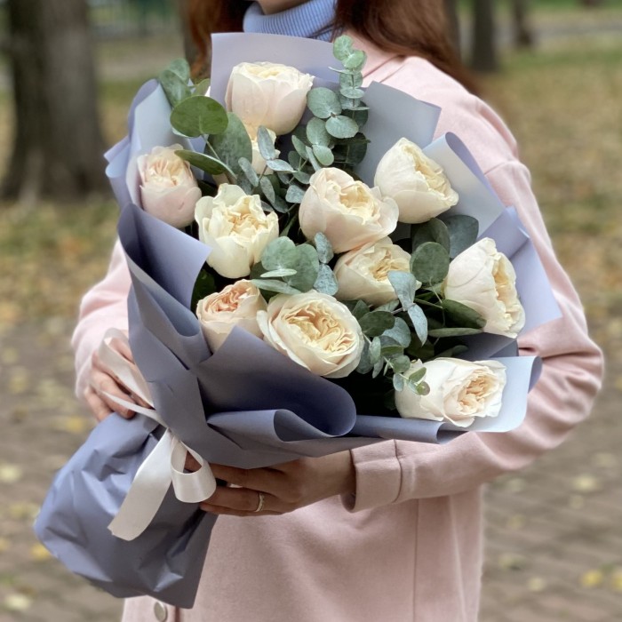 11 роз Шифон с эвкалиптом