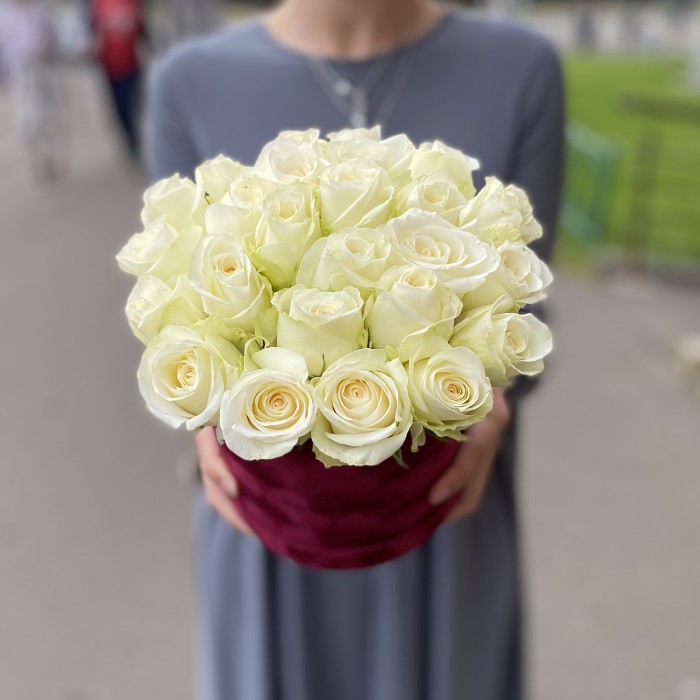 Белые розы в бархатной коробке