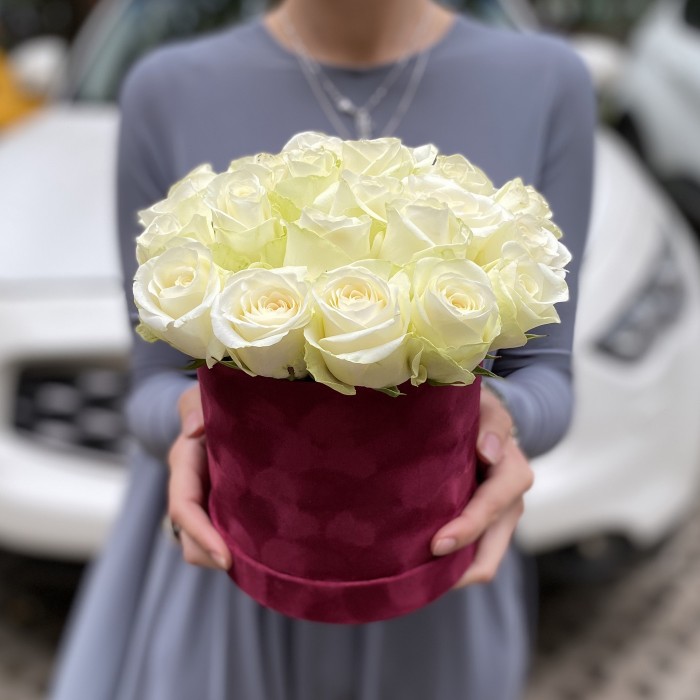 Белые розы в бархатной коробке