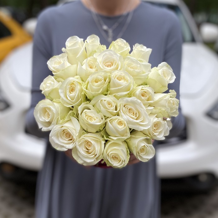 Белые розы в бархатной коробке