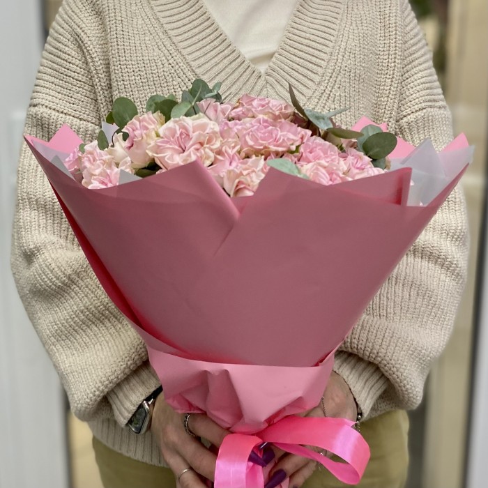 Пионовидные розы Свит Флоу с эвкалиптом