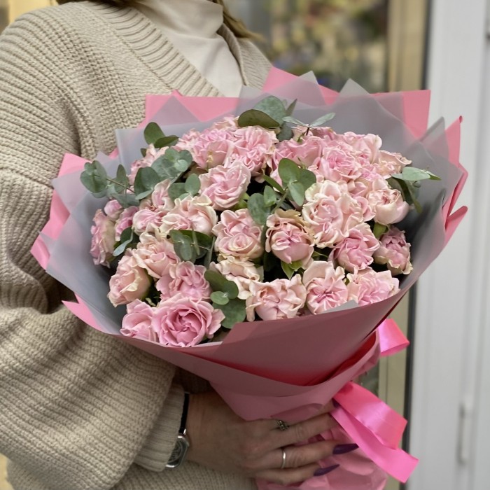 Пионовидные розы Свит Флоу с эвкалиптом