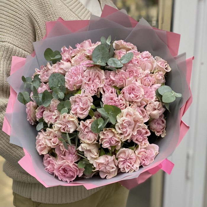 Пионовидные розы Свит Флоу с эвкалиптом